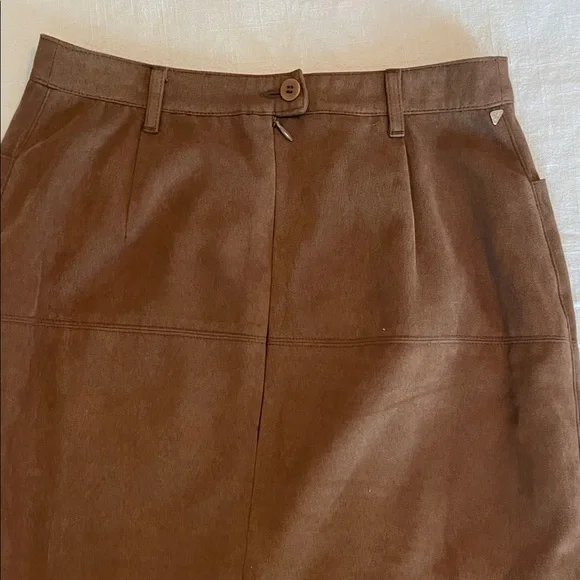 Elegant Brown Suede Skirt - Picture 4 of 4